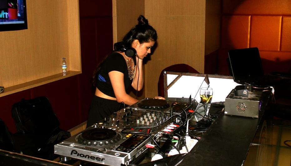 female disco jockey noida