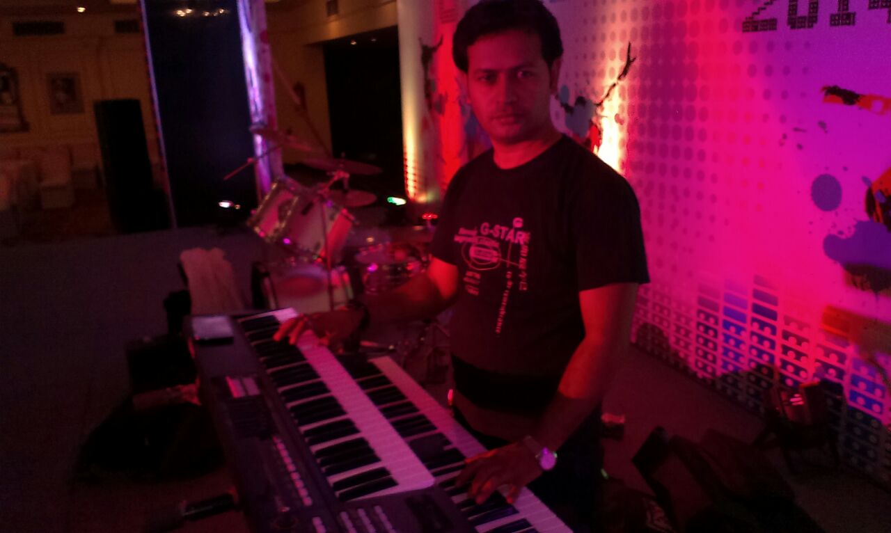 male keyboard player noida