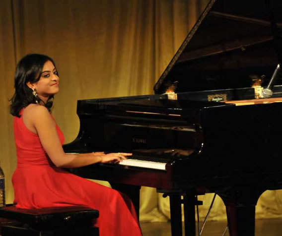 female piano player noida